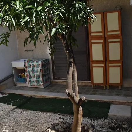 Con Parcheggio Privato E Giardino アパート レッチェ