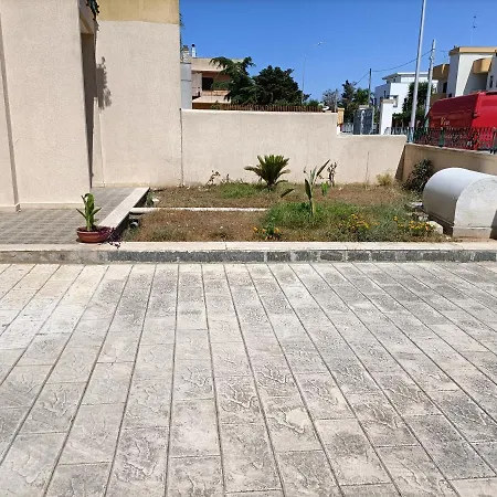 Con Parcheggio Privato E Giardino